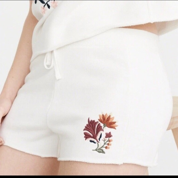#85 Abercrombie & Fitch Floral Embroidery Short in White - Picture 2 of 6